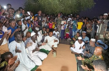 Al Burhan Takes Ramadan Iftar with His Soldiers