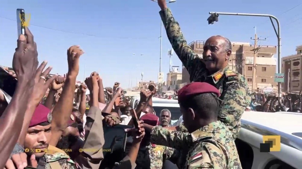 Al Burhan Visits West Omdurman Amid Large Crowds of Welcoming Citizens